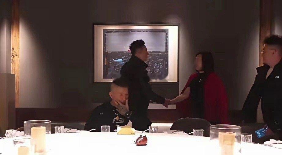 汪小菲，远离他吧！​这个馆长这次来大陆，明显重心是在他的直播，他的利益上面，他来