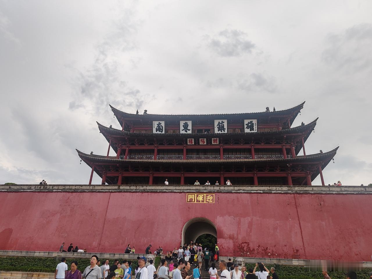 朝阳楼-六百年城楼守望，建水古城的脊梁踏入建水古城，抬眼便撞见朝阳