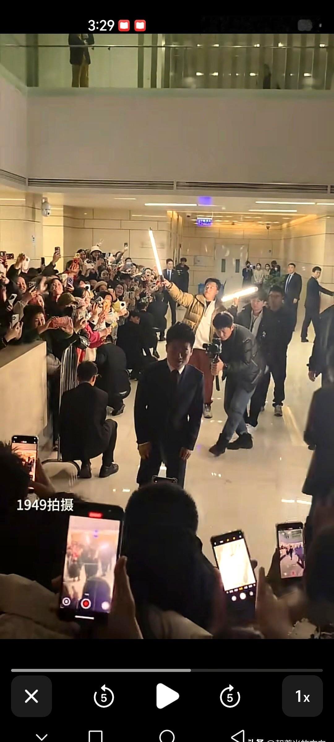 合影的瞬间，安保大哥们齐刷刷蹲下了！镜头里，董宇辉站中间，粉丝们把他团团围住