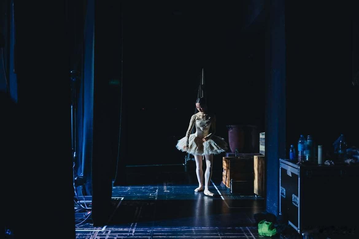 摄影师拍摄的于航和MartinDiaz马来西亚客座演出的幕后。（网图）