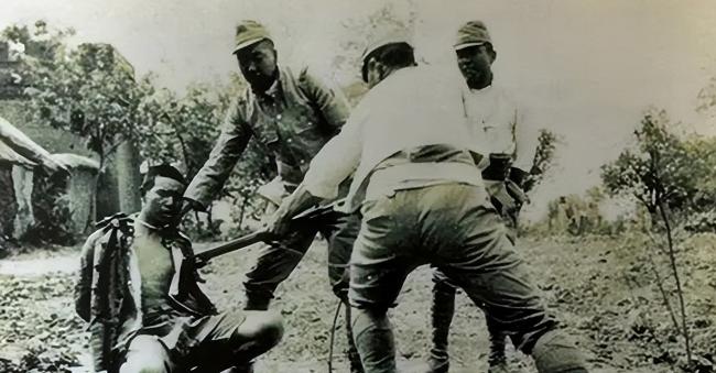 1942年7月26日，太原日军将200多战俘押到一片乱葬岗，捆绑在木桩上，作为活