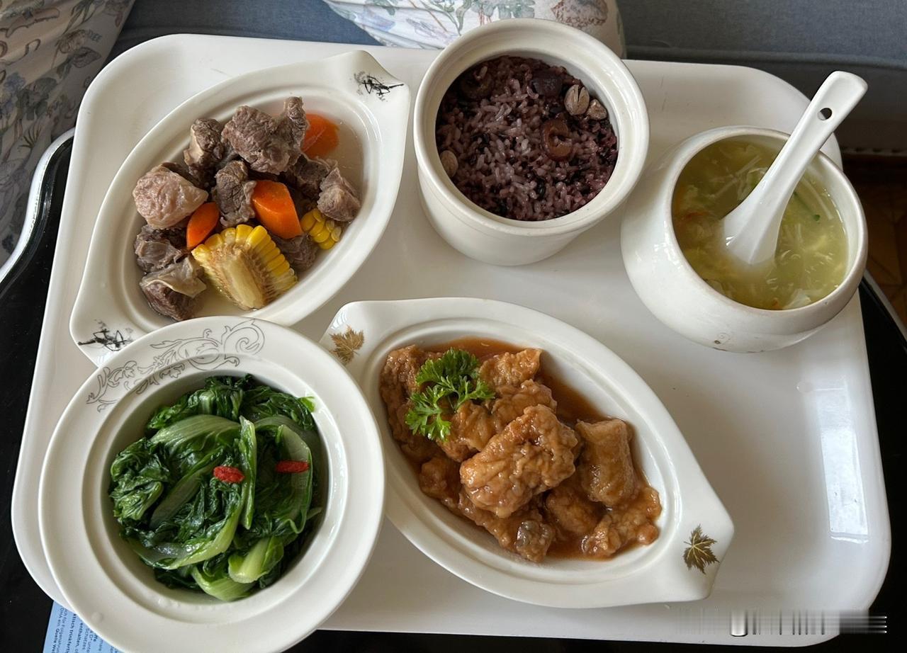 女儿的月子餐还可以每天三正餐：早餐：小米粥、青菜、馒、玉米、红薯午餐