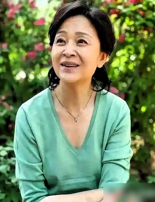 67岁的刘莉莉在东京定居，住的是地段挺好的豪宅，吃喝都不愁，生活那叫一个安逸，外