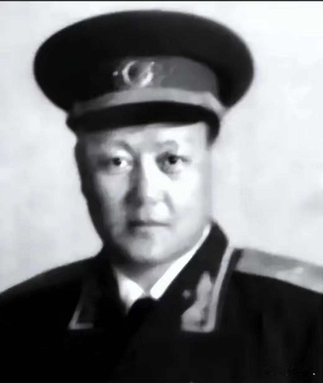 1949年开国大典前夕，师长吃饭扫一眼服务员，瞬间冷汗直冒：是军统大特务1
