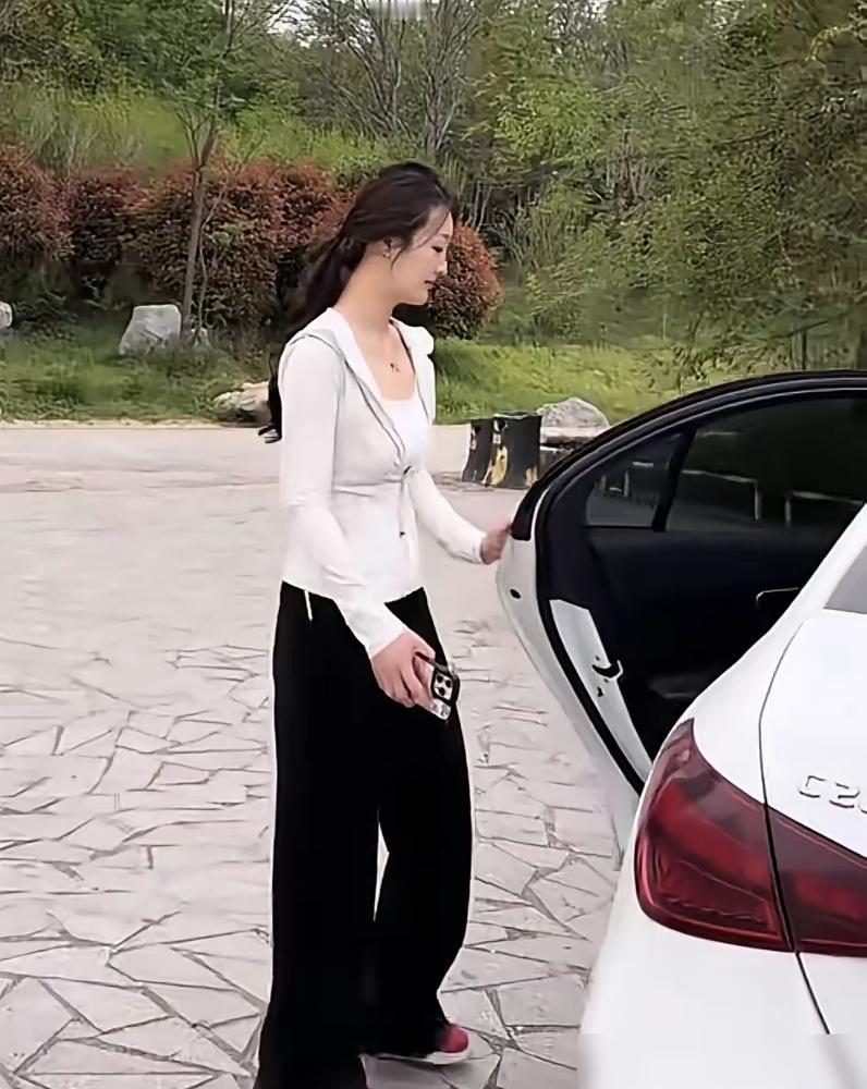 别再骂陈亚男了，你还在挤地铁，人家离婚后开着奔驰，两场直播就挣了40万。全网