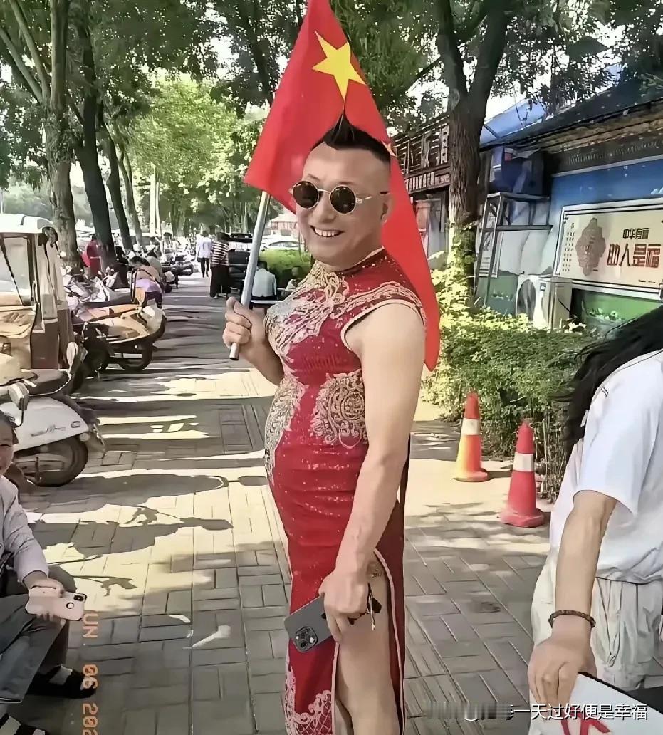 这样的父爱你需要吗？为了让孩子在高考中赢得吉兆，这位父亲勇敢地穿上旗袍为孩子送