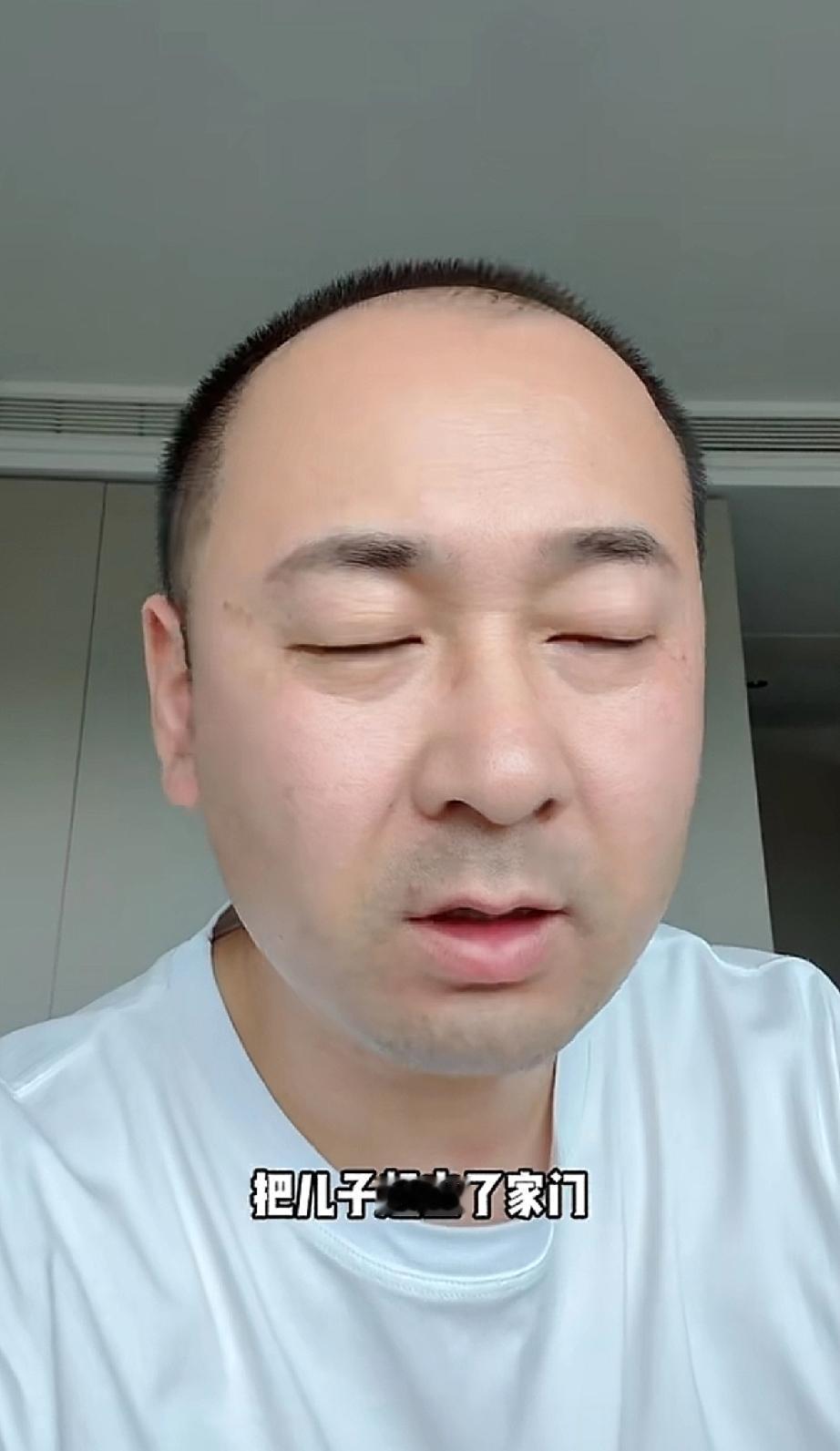 看这父亲一气之下，把即将读大学的儿子赶出家门，还招呼七大姑八大姨不要收留儿子，看
