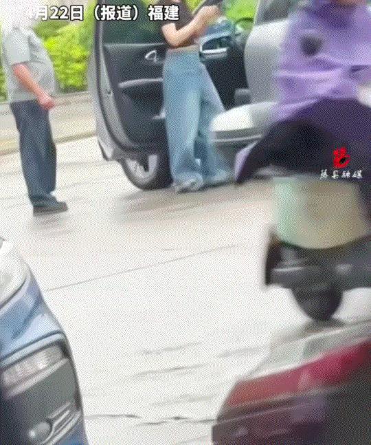出乎预料了。福建，一女子与保安疑似发生了口角，双方理论之时，女子下车上前就踹了保