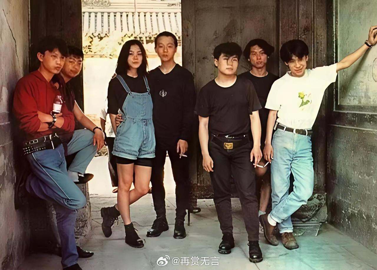 这位是李亚鹏的前妻王菲的前夫窦唯的初恋，姜昕长得挺纯欲风的。