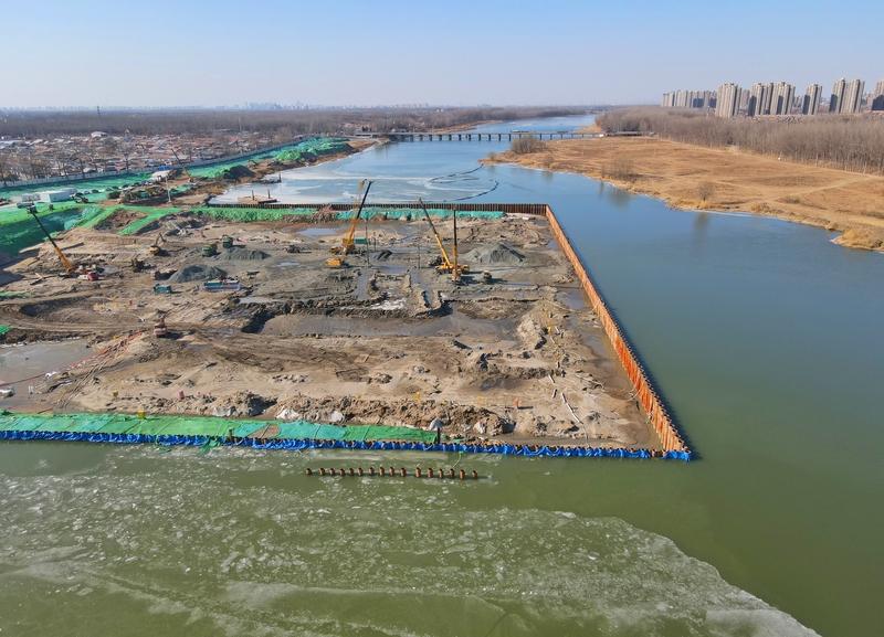 11月25日中午，在北京怀柔区的潮白河，有位女子想不开，像颗“自由落体的炮弹”似