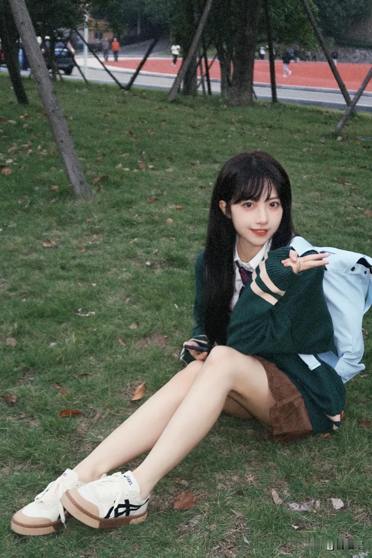 有气质的女人就像一杯陈酿的美酒，越品越有滋味。她们未必是那种一眼惊艳的大美人，