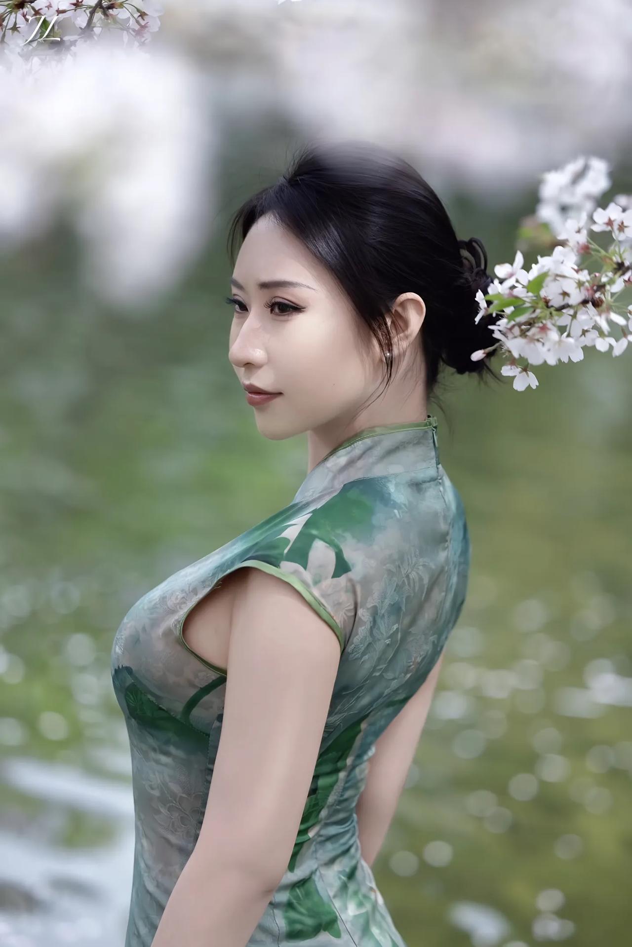 樱花树下，古风美人，如梦如幻穿旗袍拍照有多美