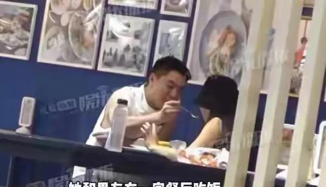 她比董璇聪明一万倍！她都离婚十几年了，也是独自带着女儿过日子，都不着急二婚！董璇