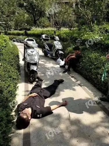 一拳下去，一个家塌了。河北衡水，56岁的保安朱振峰，如今躺在殡仪馆里，等着案