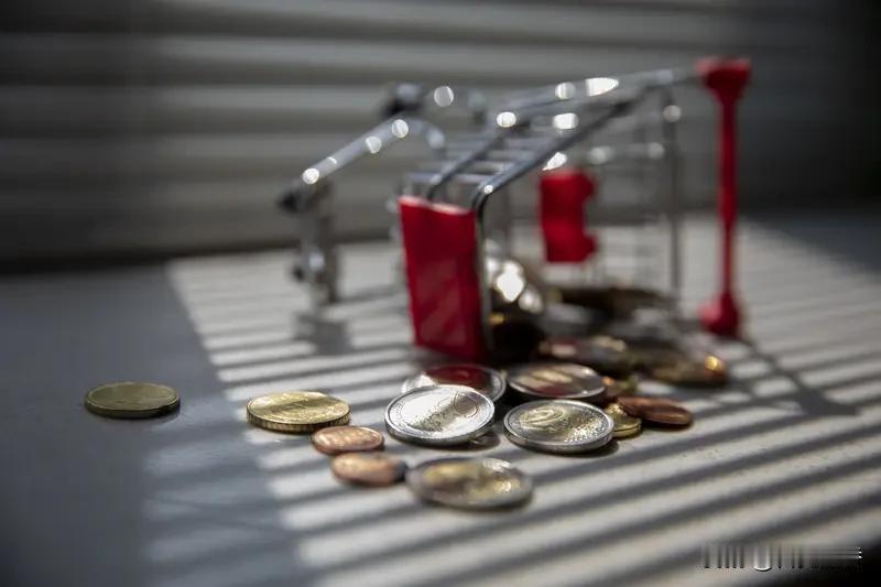 说到钱和人品哪个重要，这事儿我琢磨了好久。先跟你讲两个真事儿。我家有个远房叔