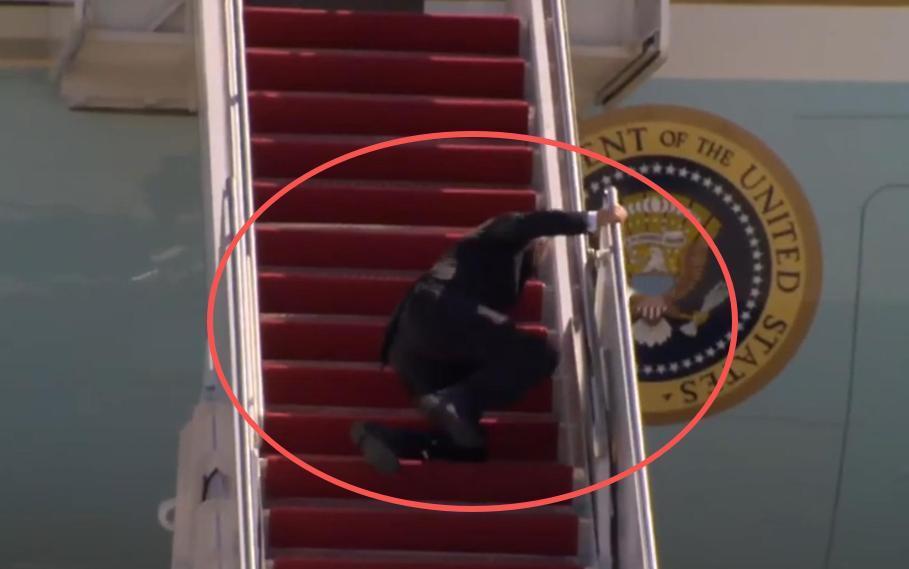 谁能想到？拜登“骗”了全世界整整4年！ 任上的他，连登“空军一号”摔3次，频