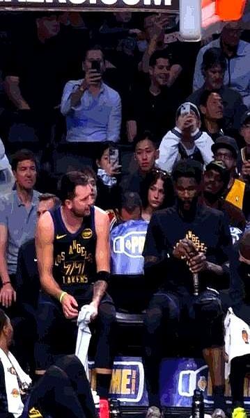 替补席上东契奇猛地窜起，黑着脸直冲主教练雷迪克，范德比尔特吓得魂飞魄散，连滚带爬