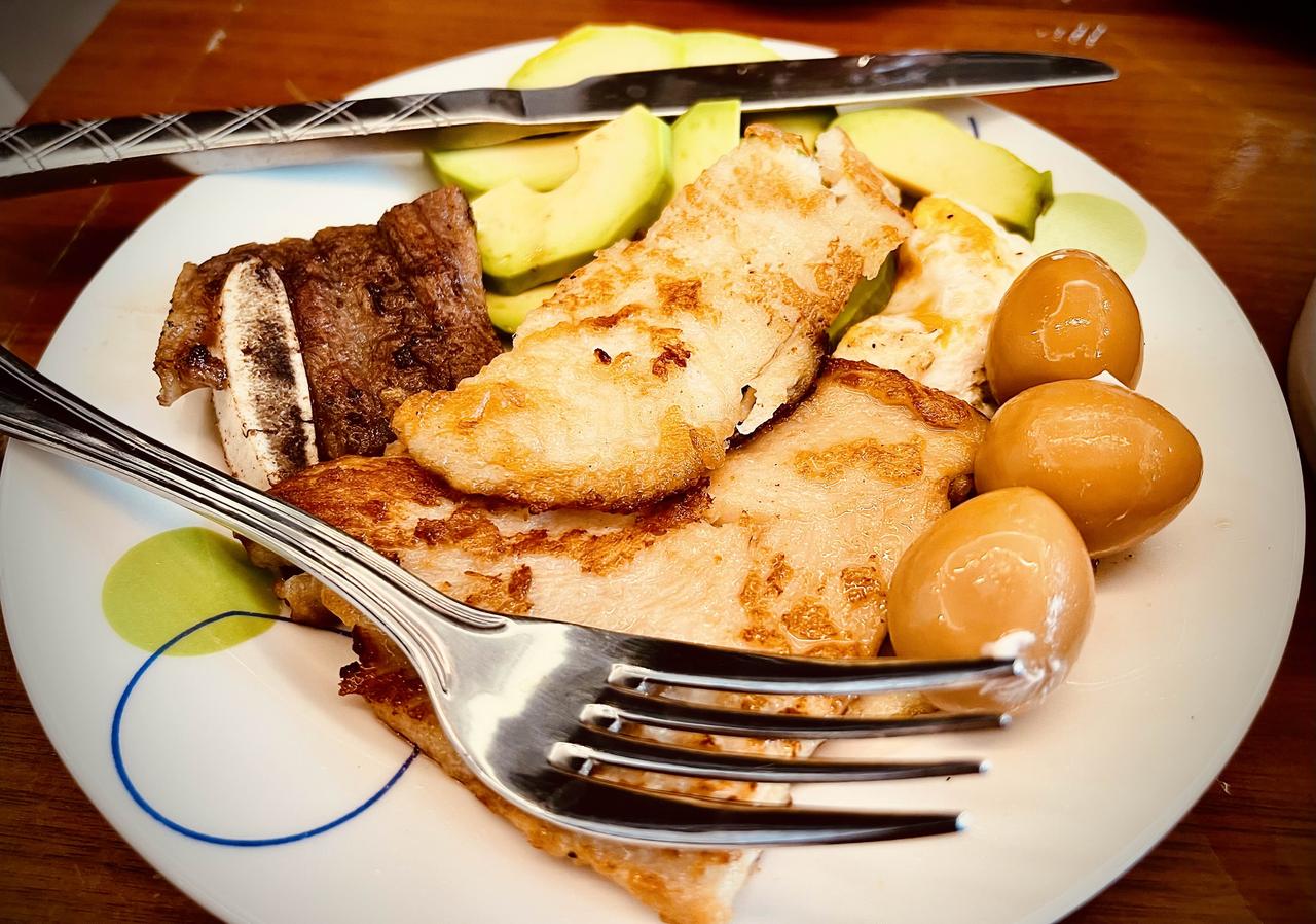 煎了几块牛仔骨，茶叶鹌鹑蛋，蔬菜沙拉配牛奶干巴面包。面包烤一下，酥脆才好吃。