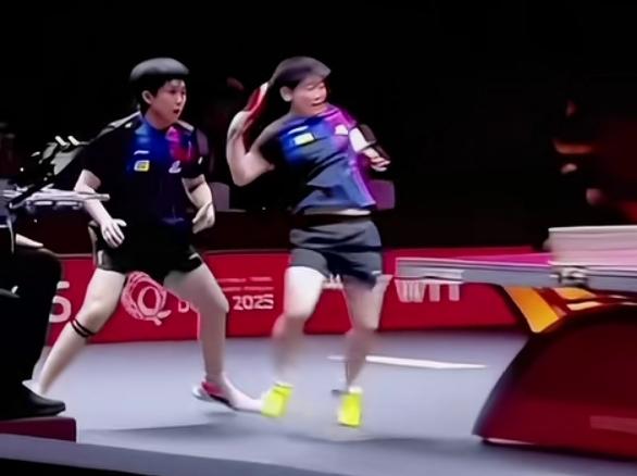 孙颖莎腾空一击，帅到封神！孙颖莎这记双脚离地的击球瞬间，真的美到让人移不开眼！