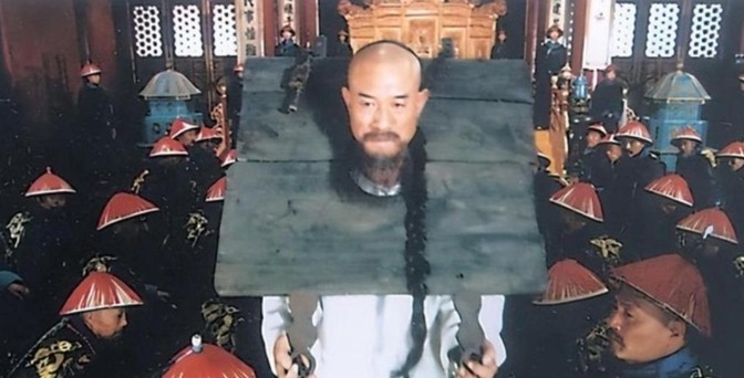 1726年，年羹尧知道自己将被问斩，暗中把怀孕的小妾，送给一位书生，并千叮万嘱：