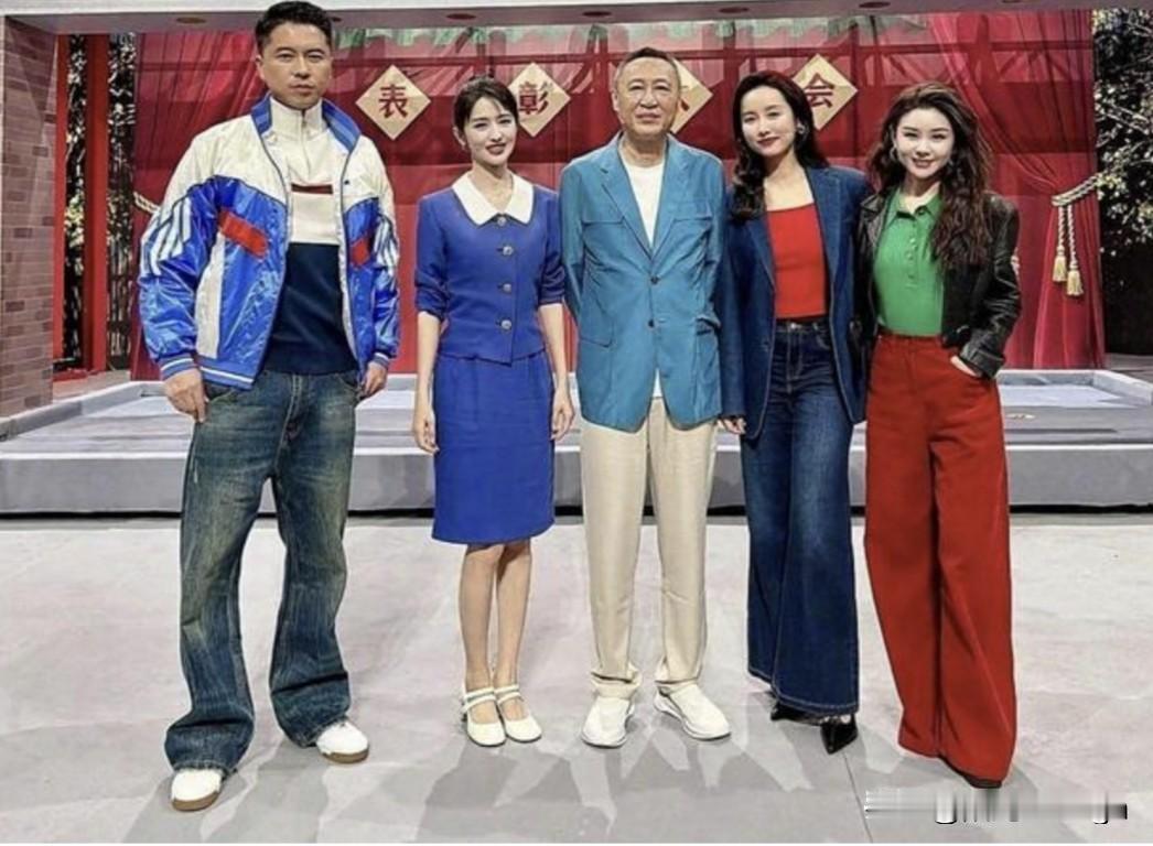 这张五人合照里，王雷个子最高稳稳的站在最左边。他的妻子李小萌站在最右边，和吕