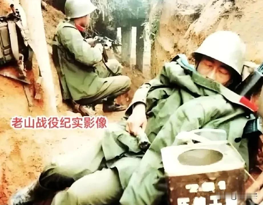 这是随军记者记录下老山战场最真实的一幕！战士在壕沟里轮休时，手紧紧攥着手榴弹，