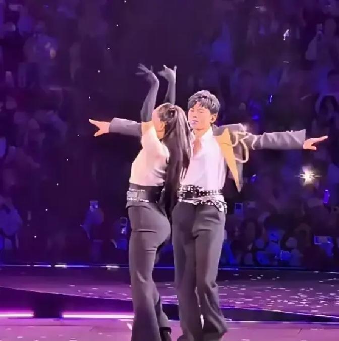 谢娜胖成球，张杰也翻车全黑战袍一上身，两人像被塞进压缩袋。网友一句滑旱冰，