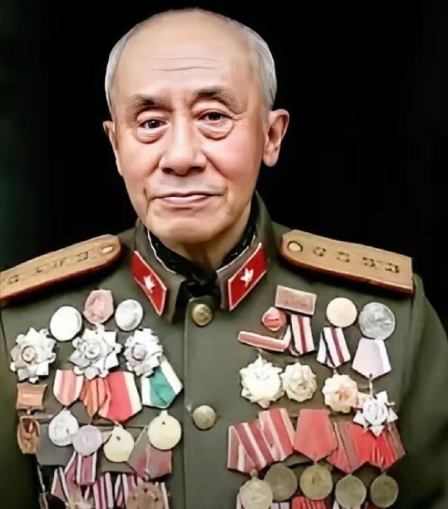 1938年，八路军排长肖万世因手下小战士捅死挑衅的日军俘虏，被上级以驭下无方撤职