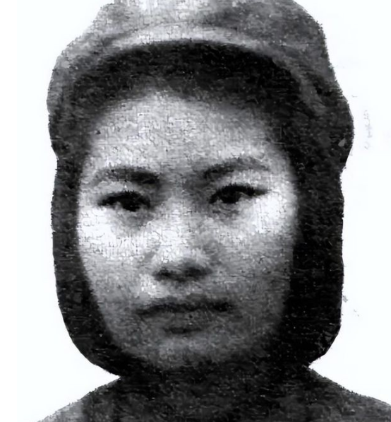 1939年，日本人的监狱里，一个女八路军被打得血肉模糊。突然，一个汉奸上前扇她耳