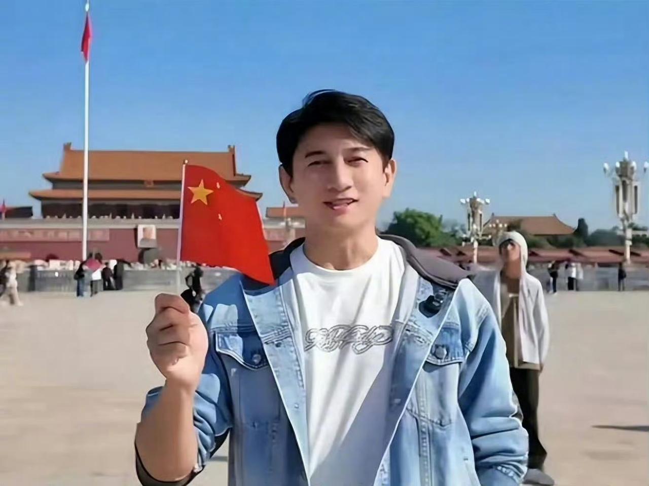 台湾艺人想来内地发展，要求不用太高，就像吴奇隆这样，拿着🇨🇳在天安门广场拍张