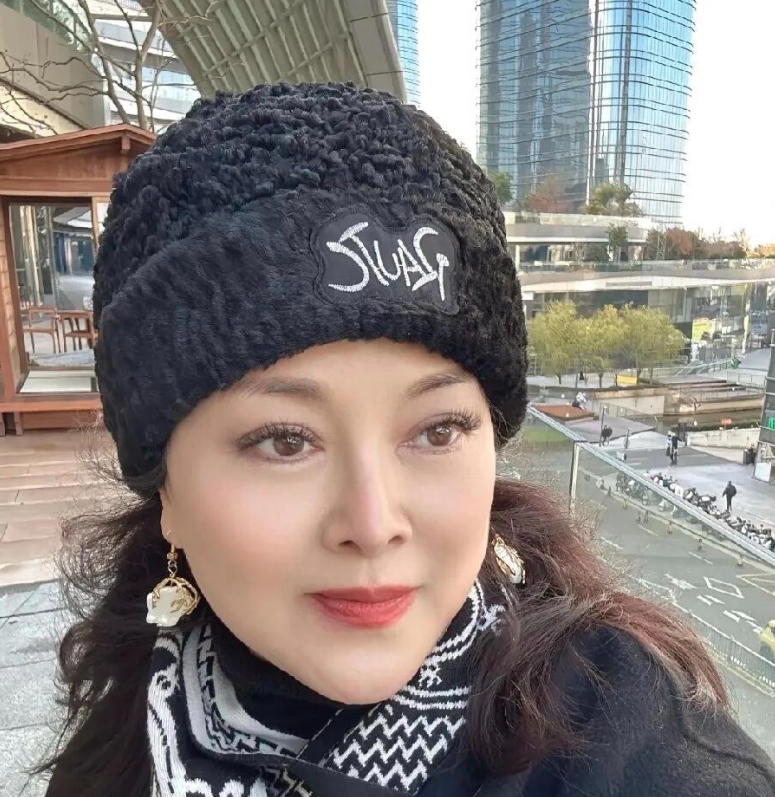同样都是八十年代红极一时的演员，她就比陈冲有气质的多，即使现在老了，但看起来还像