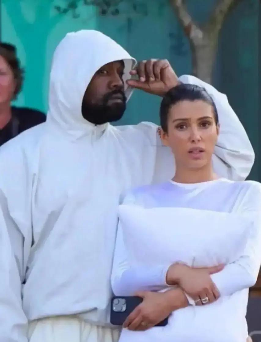 580万次播放，靠一块枕头比安卡把Yeezy新枕头抱在胸口，街拍一出，Sp