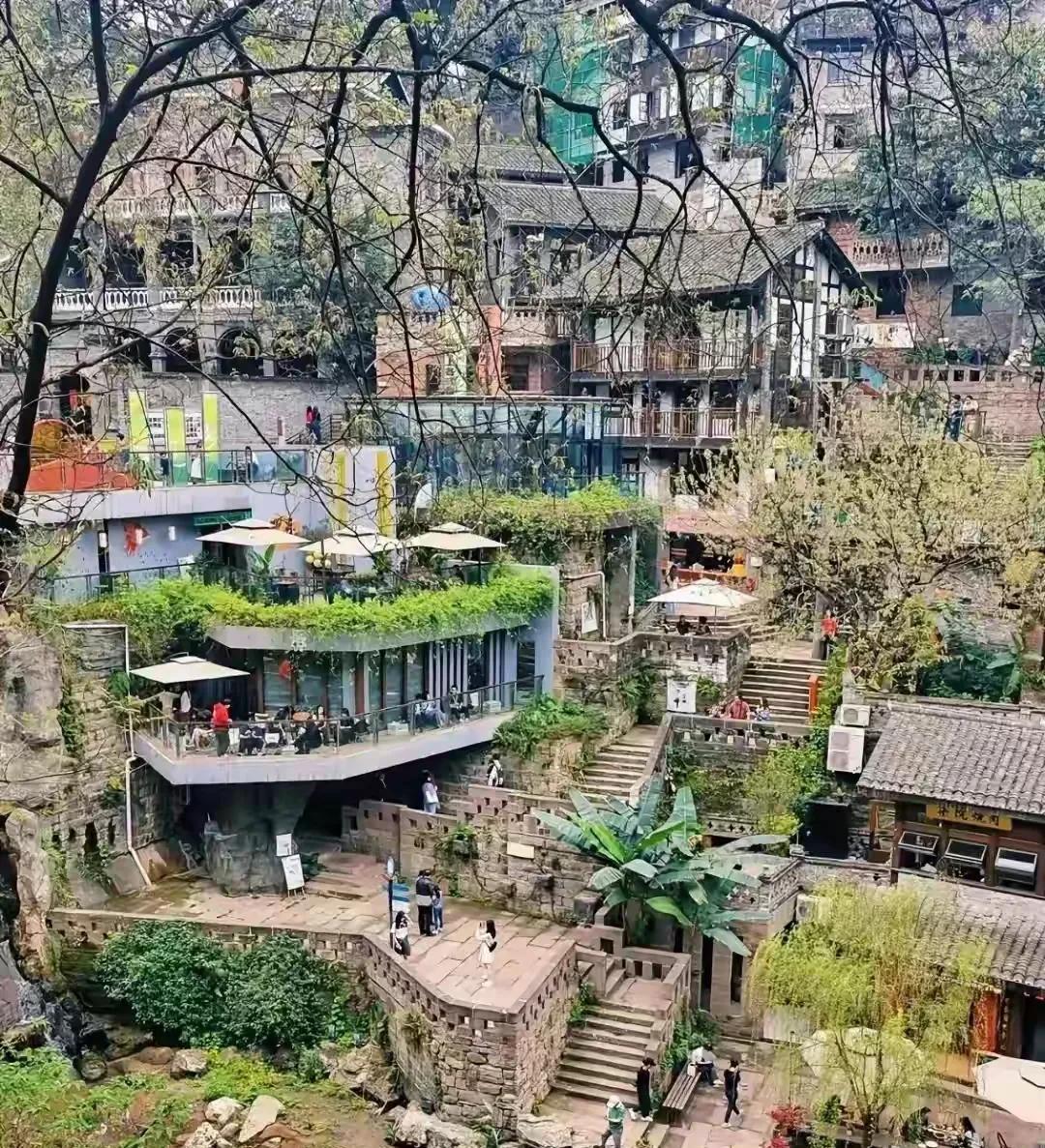 我想问问重庆的朋友，这样网红打卡地上天生就有的吗？还是后期修建的，因为这种设计很