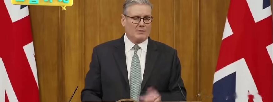 达沃斯论坛上英国首相斯塔默被记者灵魂追问，这话虽没直说但核心就是：美国又霸凌又贬