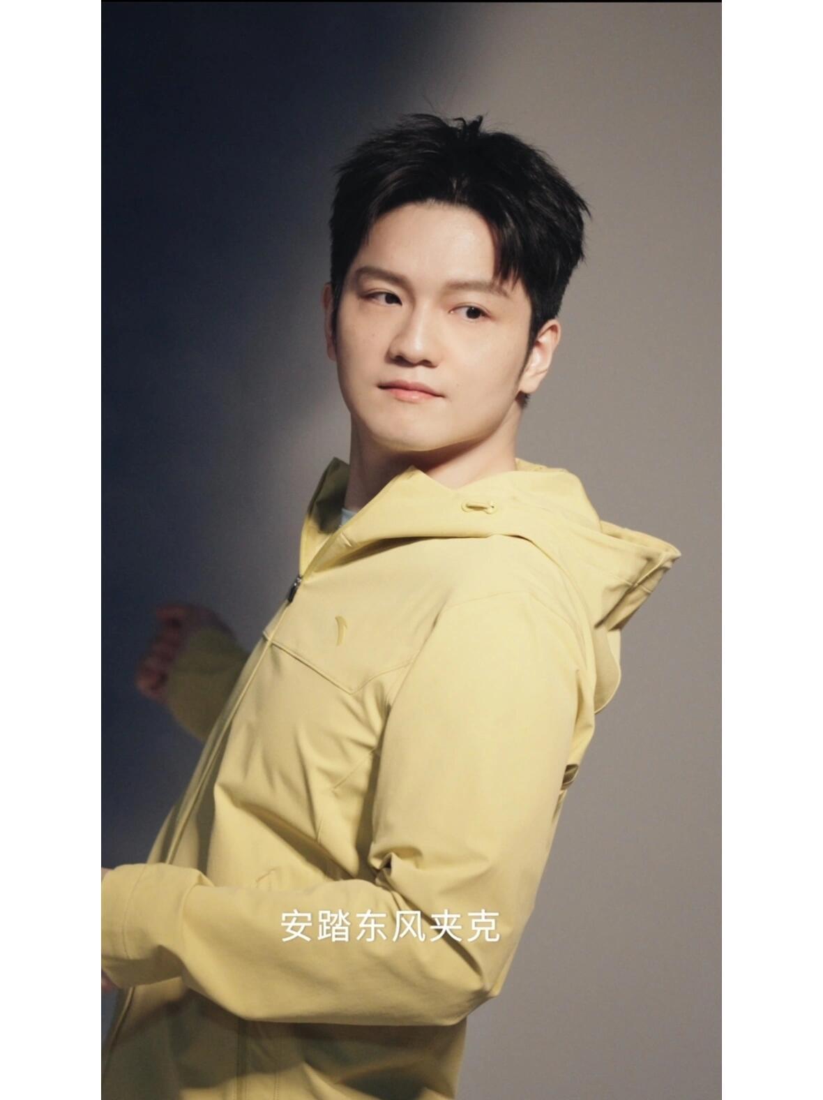 东哥这个样子好搞笑，他是不是怕自己摔跟头，不敢弯腰，这幅幅真可爱！樊振东和安踏