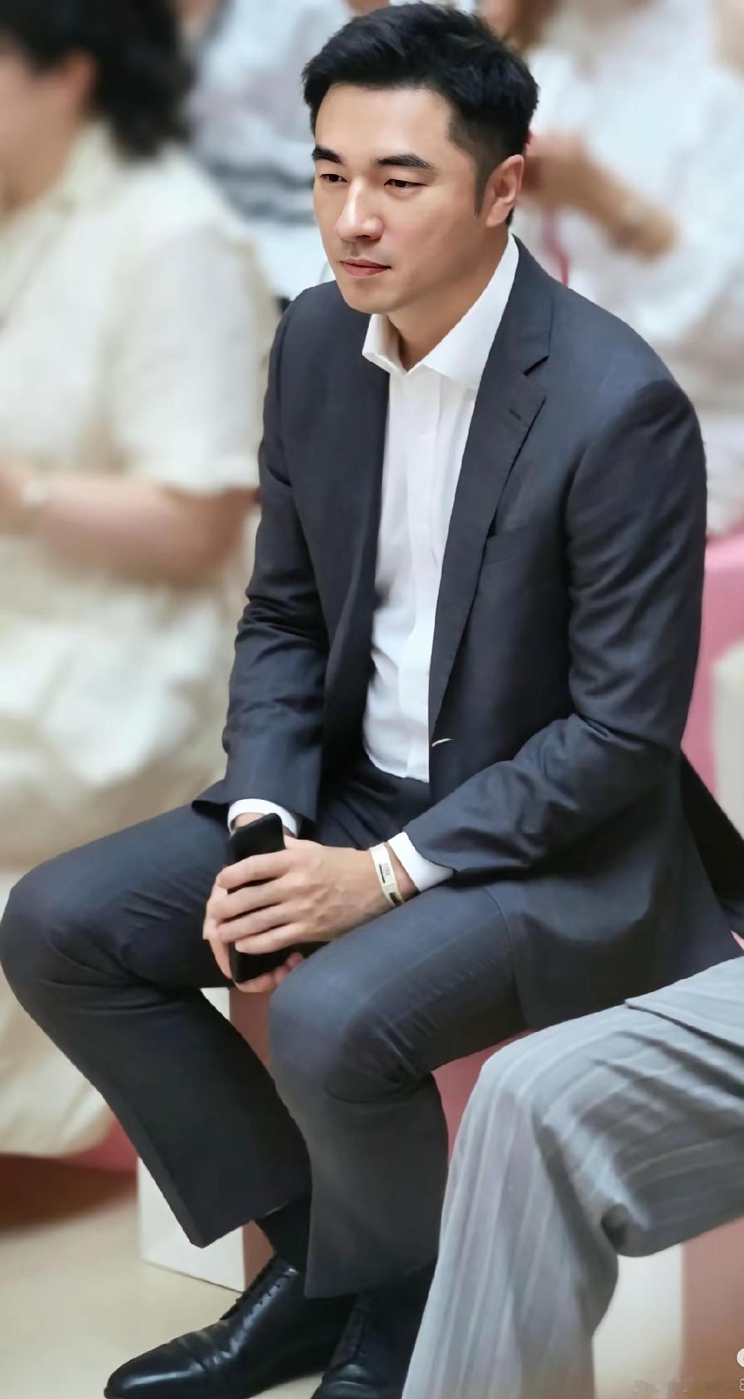 这男人细迷长眼，比双眼大爆皮还俊呢，脸庞清秀，高挺的鼻梁，长相周正。他是演员吗？