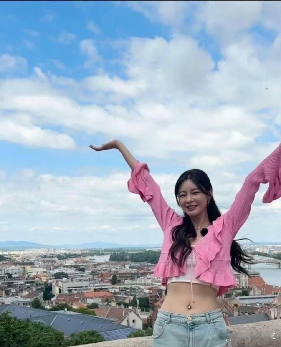 沈梦辰肚脐上是什么啊，第一次见明星有这个