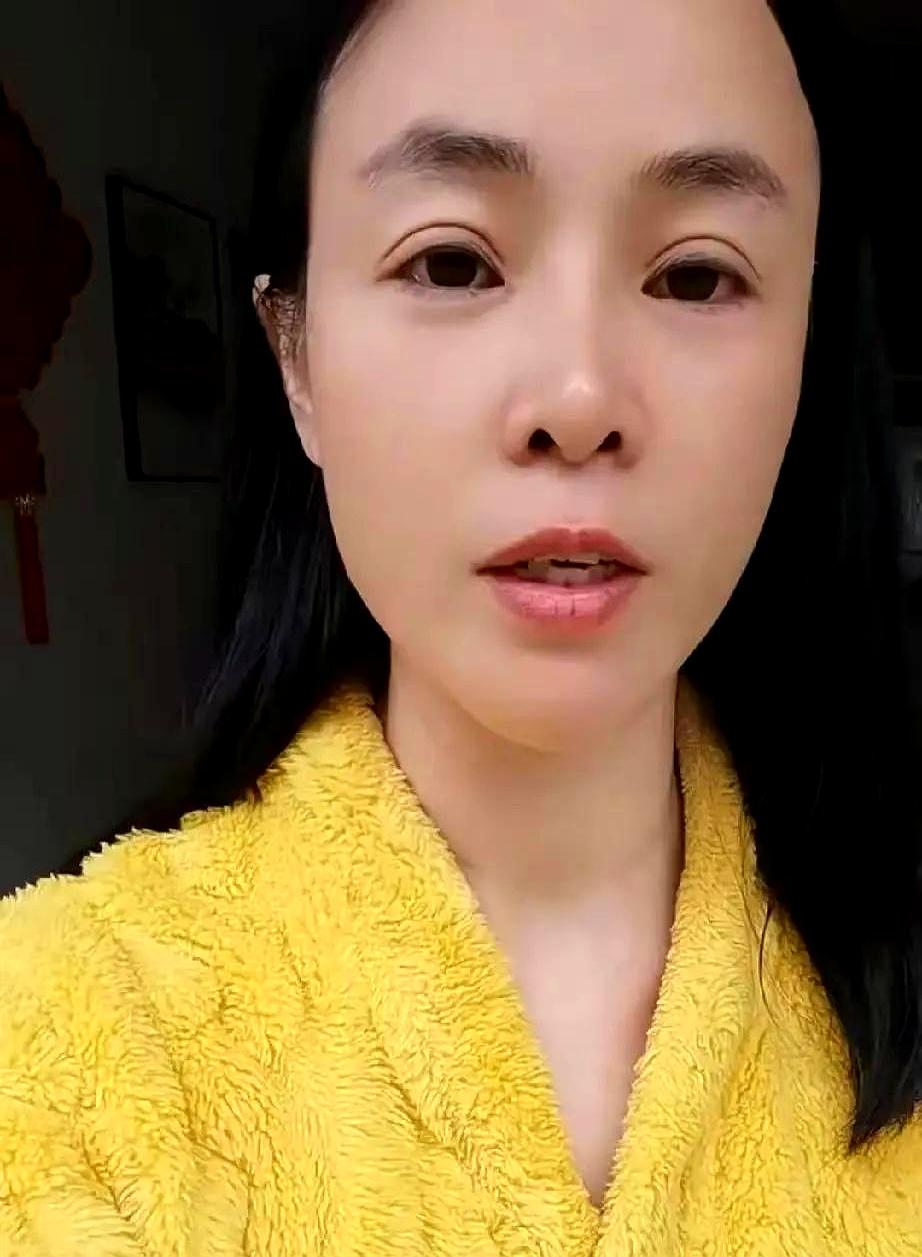 养家姐姐这“你们爱告谁就告谁”的火气，到底冲着谁来的啊？说白了，她心里憋屈着呢