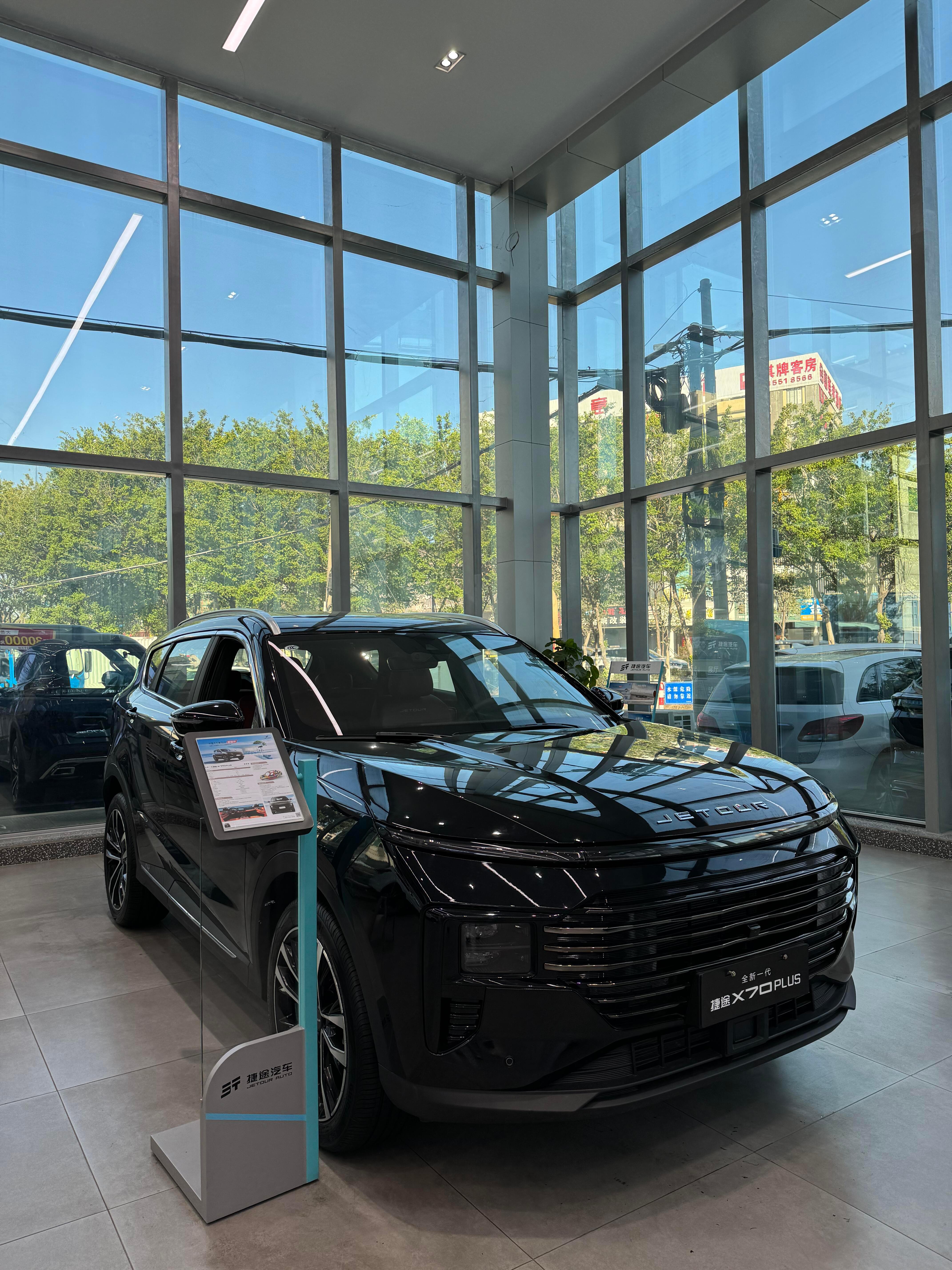 它的第二排居然是独立座椅，还能调节，全家出行时老人坐着都夸舒服，像坐MPV似的。