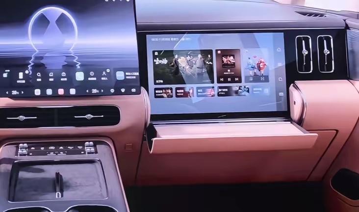 腾势D9的副驾屏算是玩出新花样，可以把副驾的小板子打开就是一个完整大屏幕，如果把