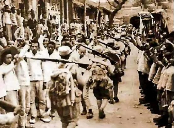 川军残兵背骨灰回川，路遇浑水袍哥劫道，老兵拿不出钱，含泪打开骨灰坛：这里装着我父