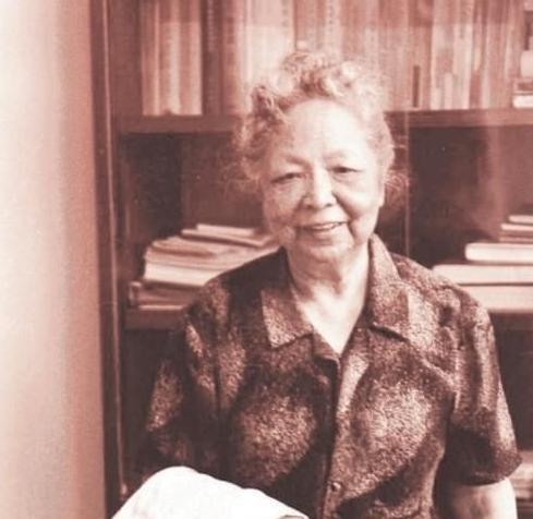 1957年，美国海关私吞了一位中国女人行李箱中6800元的美金，她却开心地笑了，