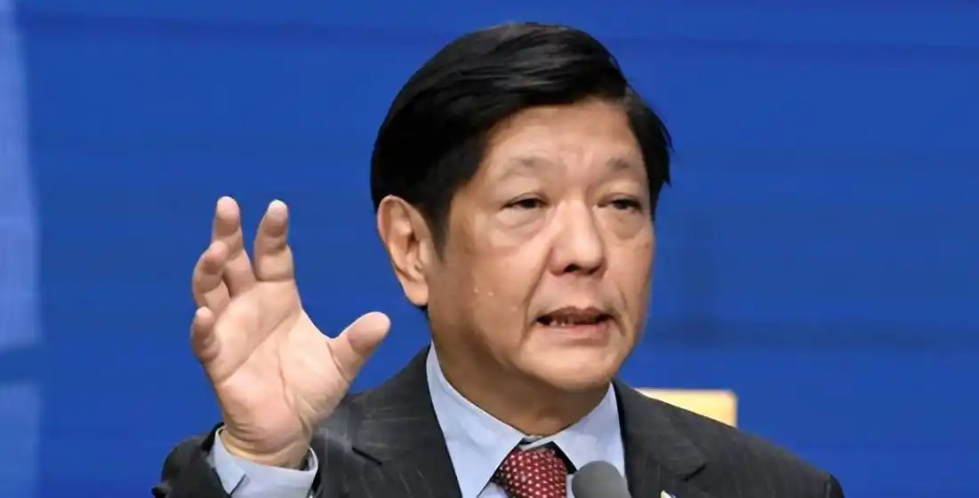 马科斯一屁股坐进金砖会场，甭说金砖成员国的代表了，连印度记者都愣了半秒。新德里金砖峰会的来宾名单里，