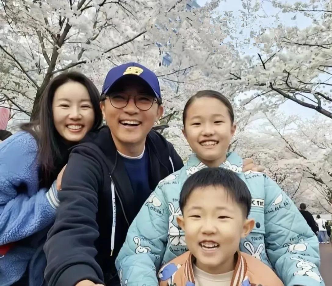 55岁安在旭罕晒全家福！小9岁娇妻美丽动人，一双儿女好可爱55岁韩流鼻祖安在旭