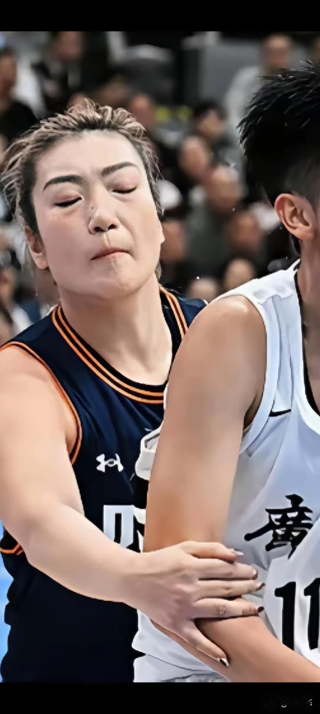 不能拼命抢球，虽然这是关键的比赛，我也得了两分，却保护了我两手上的长指甲啊。税