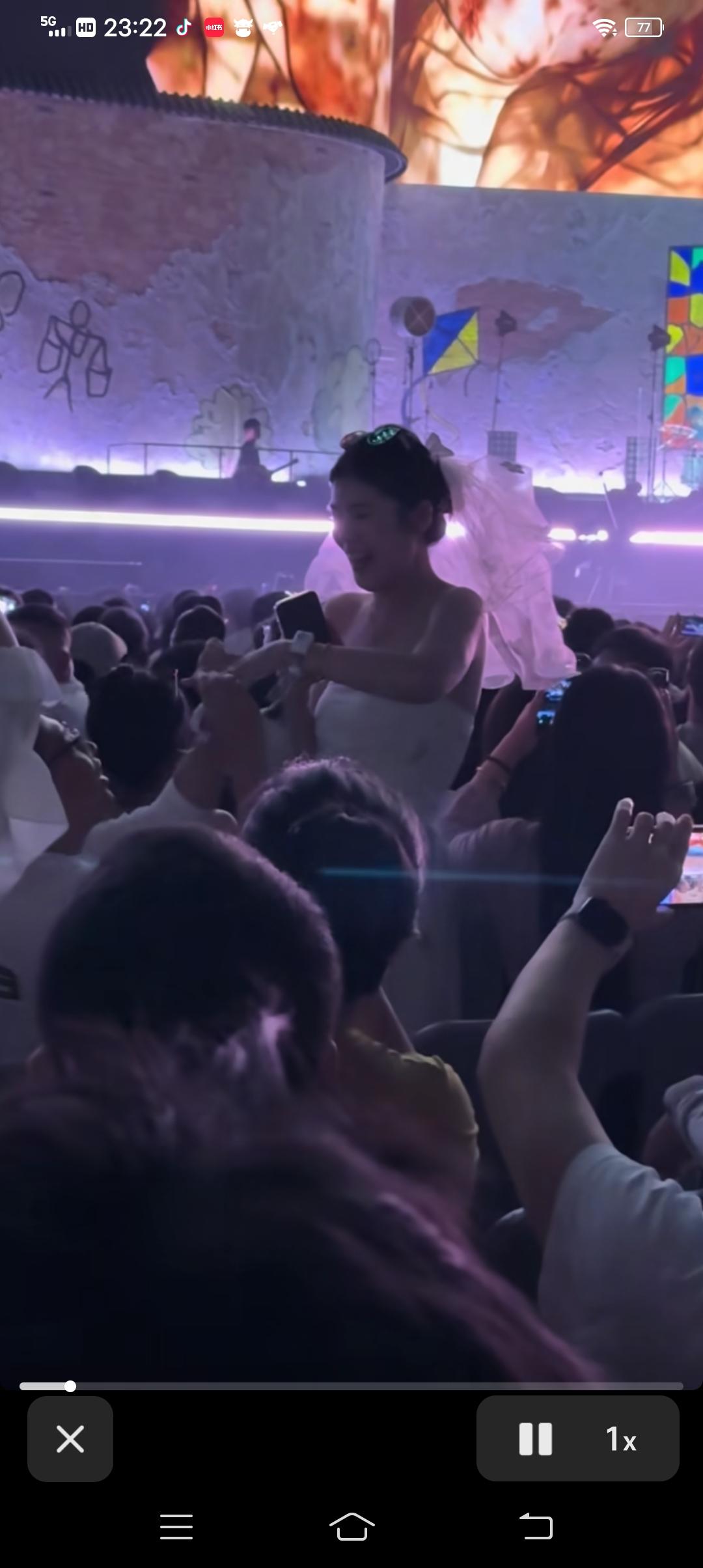 赵雷北京演唱会现场，一对情侣上演求婚戏码，本以为会收到大家的祝福，奈何全是要求他