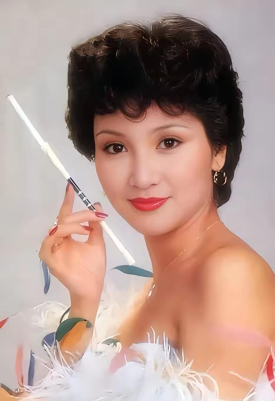 很多人只见狄波拉如今贵气从容，却不知她曾是“天崩开局”。她感谢的三个人堪称传奇：