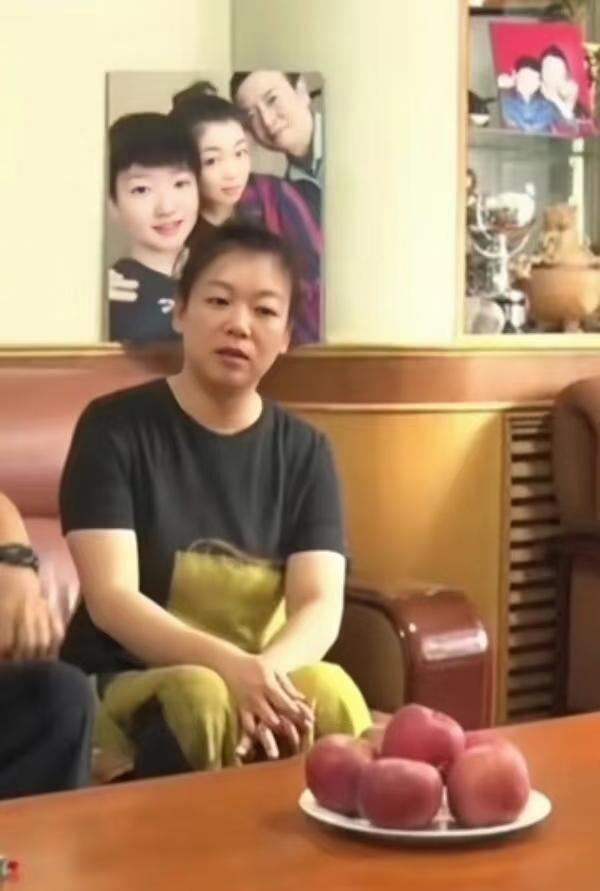 高女士接受采访，背后的全家福亮了。莎莎是独生女，爸爸妈妈对她也比较宽容，正是在