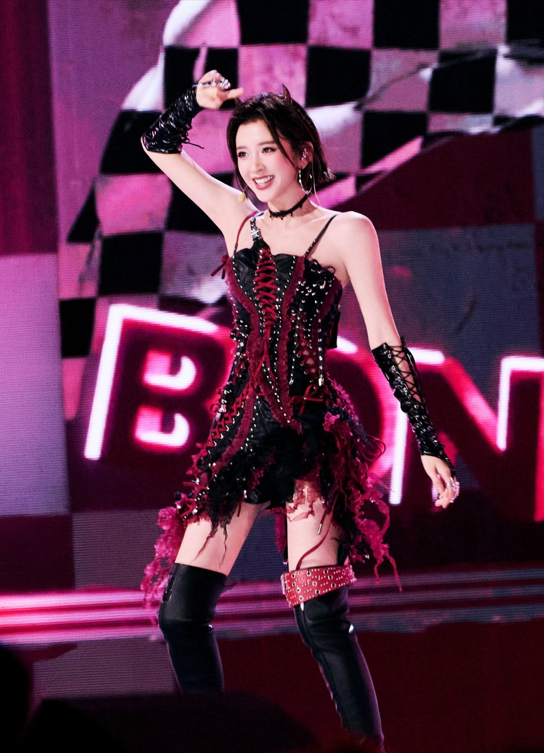 歌词烫伤唐艺昕的嘴哈哈哈唐艺昕昨晚的舞台rap确实很搞笑，叽里咕噜的特别可爱，后