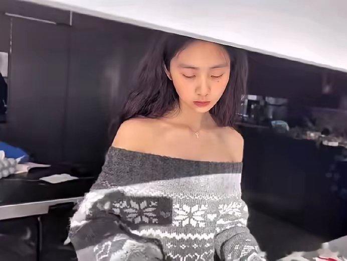 黄磊女儿多多晒出的跨年视频好有氛围感！自制的跨年蛋糕精致可口，搭配她精心打理的造
